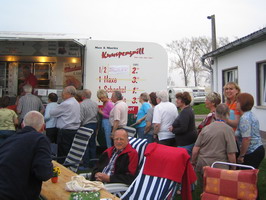 Anstehen nach Goldbroiler