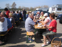 Kaffe und Kuchen im Freien
