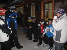 Gl&uuml;hweinpause beim Nachtski