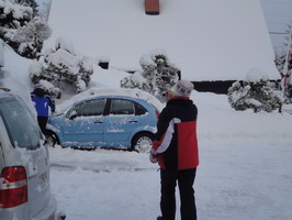 Schneeschippen auf dem Parkplatz