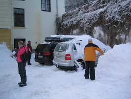 Schneeschippen auf dem Parkplatz
